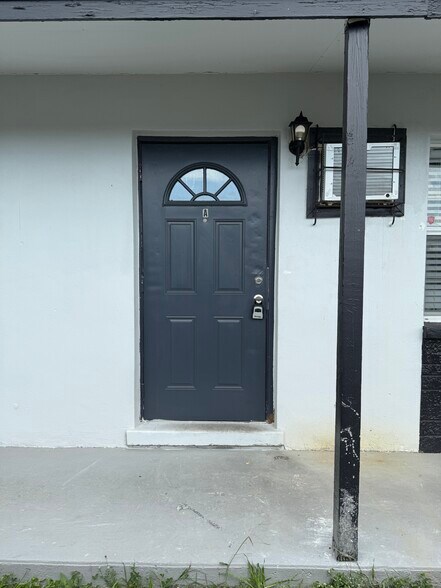 Building Photo - 1096 W 28th St