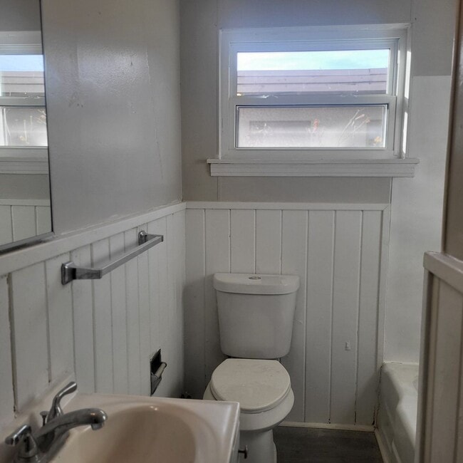 Building Photo - 2306 SW 8th Ave