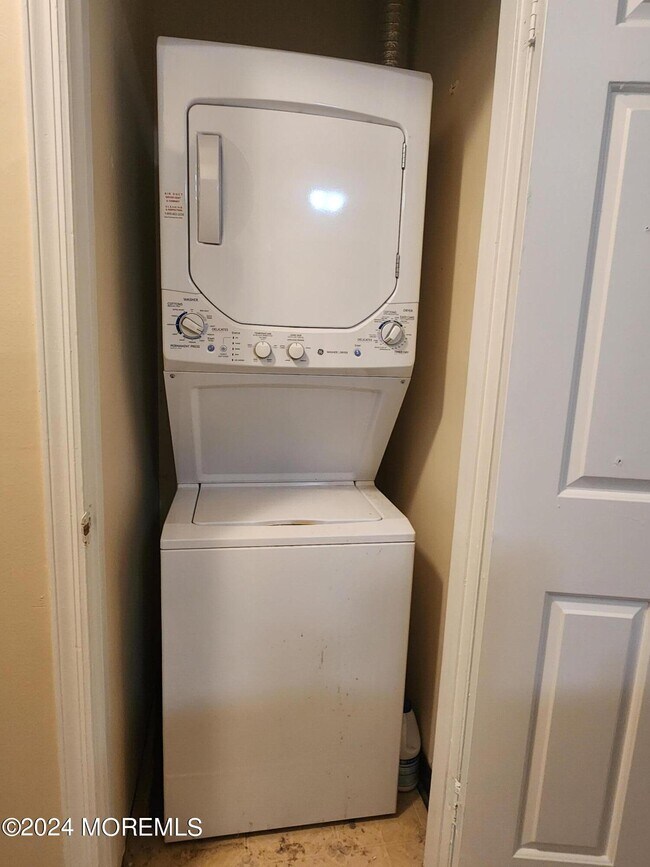 Building Photo - 9 Hackamore Ct