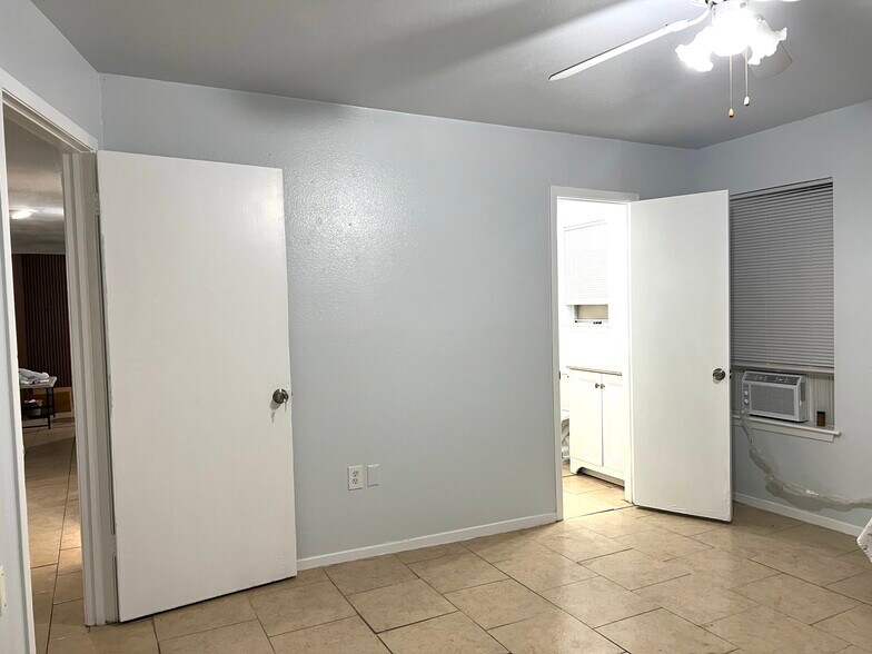 Building Photo - 2112 Tanglewood St