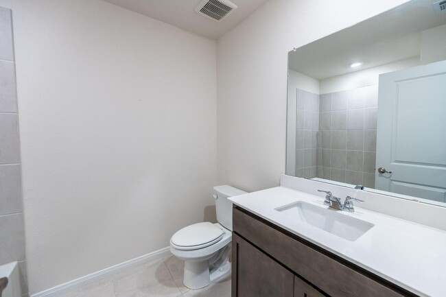 Building Photo - 1609 Grand Villa St