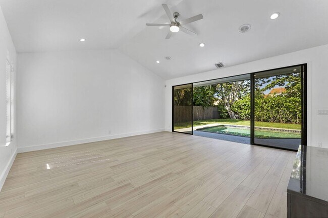 Building Photo - 150 Lucina Dr