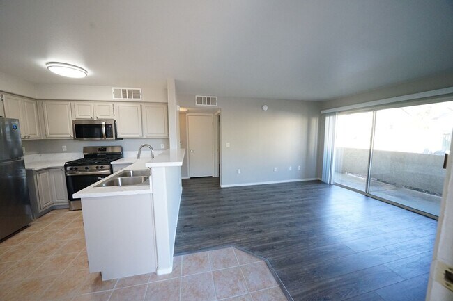 Building Photo - 5710 E Tropicana Ave