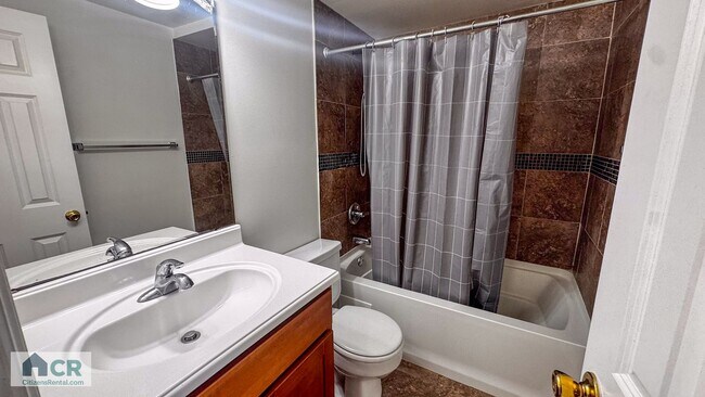 Building Photo - Spacious 3bd/3ba on Broadway!