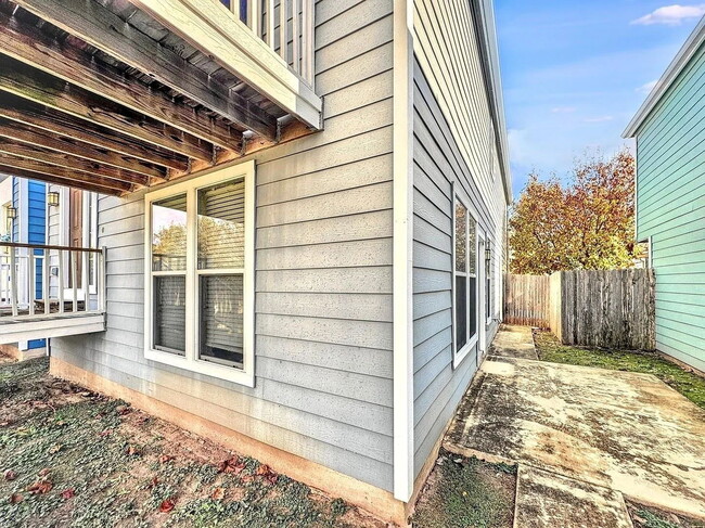 Building Photo - "Cozy 1-Bedroom Gem in San Marcos - Modern Comfort in 500 Sq Ft!"