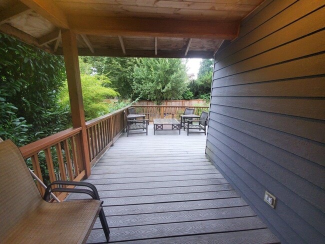 Building Photo - 4 bed, 2.5 bath, 2 car garage on spacious ...