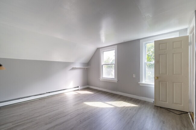 Building Photo - 324 Norwich Ave