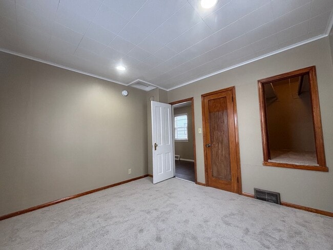 Building Photo - Phenomenal 2 Bedroom House in St. Paul Nei...