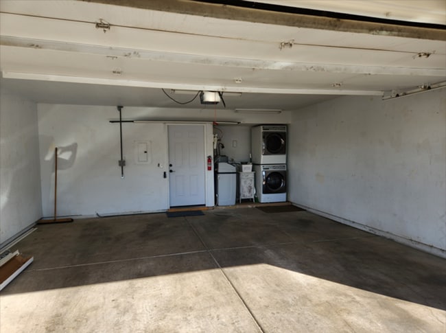 Building Photo - Furnished - 2 bed / 1.5 Bath Available for...