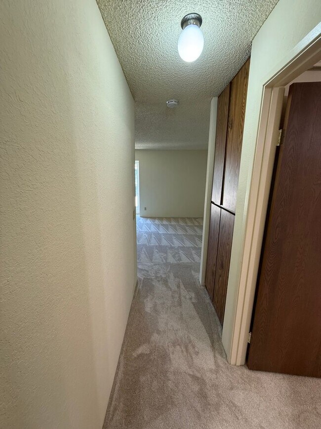 Building Photo - Spacious 1 Bedroom, 1 Bath Condo with Vaul...