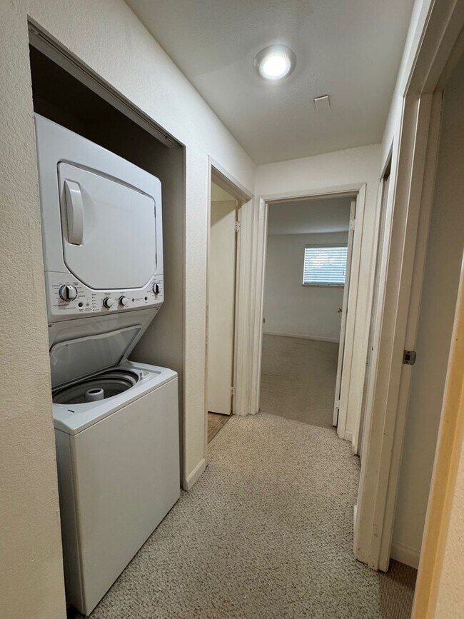 Building Photo - Cozy 2 Bed 1 Bath Condo, Wensley Court Factoria Bellevue