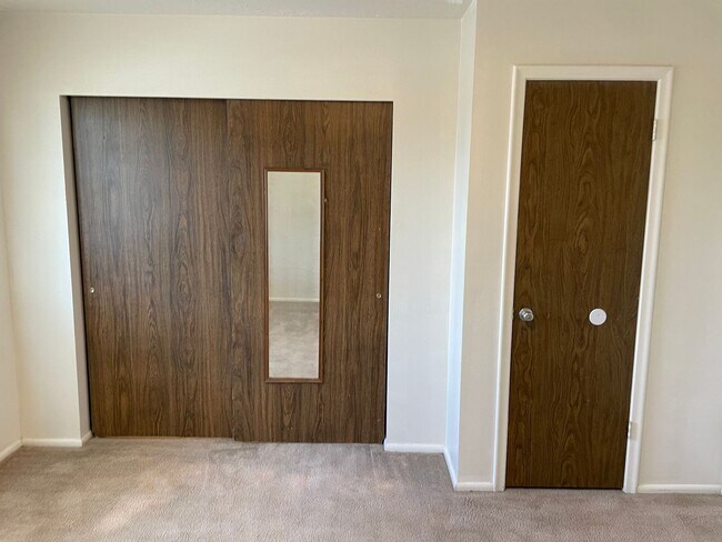 Building Photo - 2 Bedroom, 1.5 Bathroom Twin Home in West ...