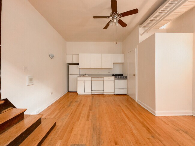 Building Photo - 821 W Waveland Ave