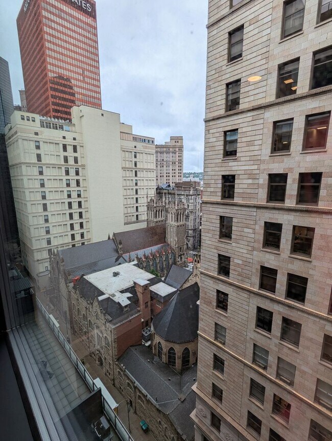 Building Photo - Stunning Downtown 1 Bedroom Condo at The L...