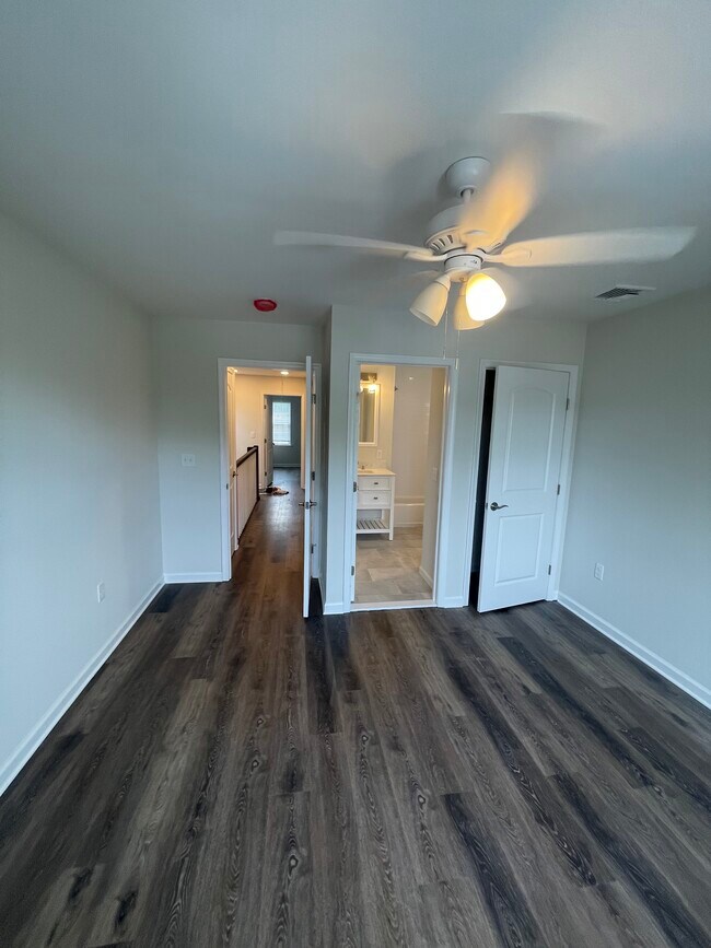 Building Photo - 416 ShadyNook St