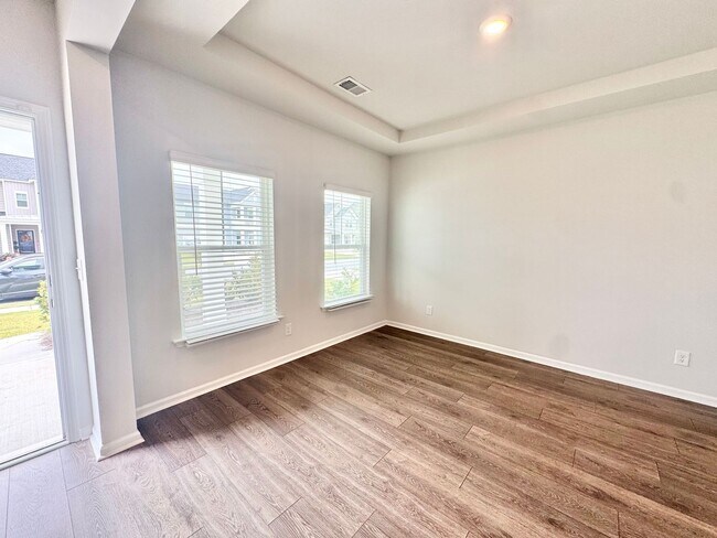 Building Photo - 5 Bedroom, 3.5 Bath Home!