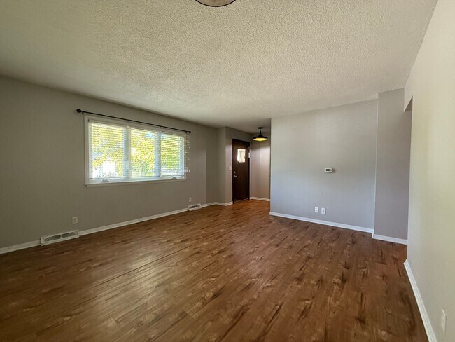 Building Photo - Charming 3 Bed, 1 Bath Home in Quiet Bette...