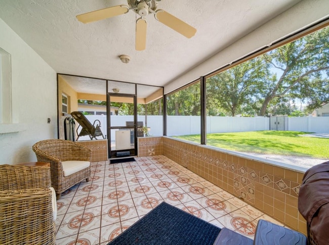 Building Photo - Updated 2/2/1 Home in Northeast St. Petersburg!