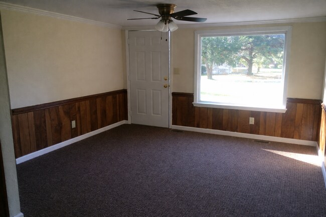 Building Photo - Quaint home located in City Limits