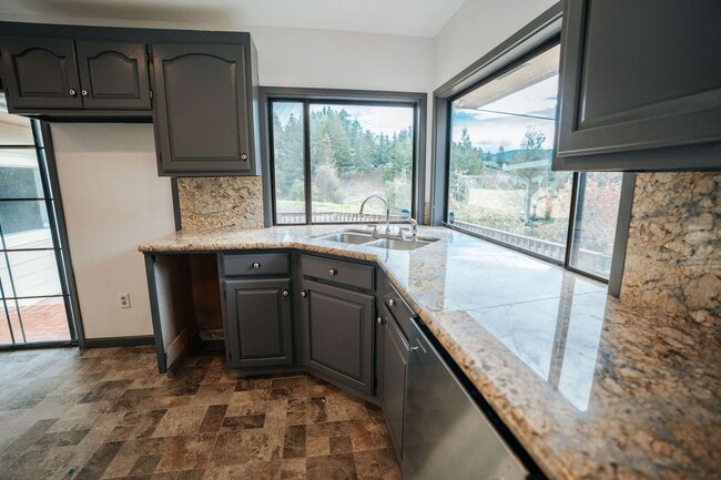 Building Photo - Spacious 4-Bedroom Home with Stunning Hilltop Views in Fortuna, CA