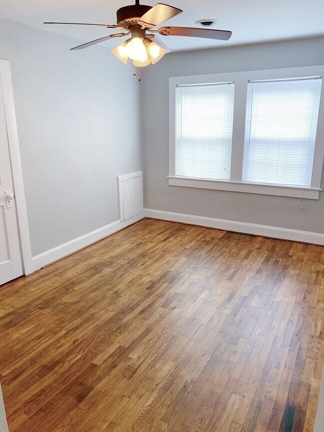 Building Photo - 3 Bedrooms 2 Full Bathrooms with fenced in...