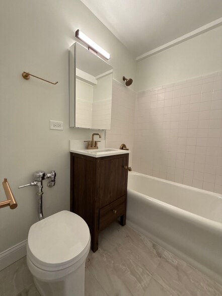 Building Photo - 1217 N La Salle Dr