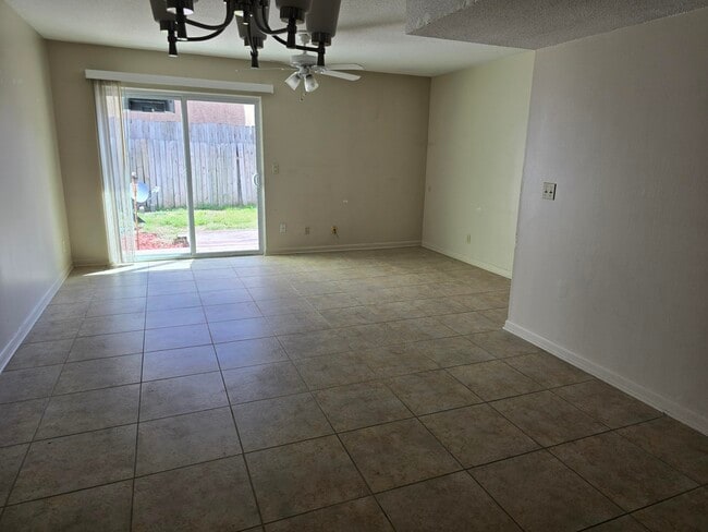 Building Photo - 206 Ann Cir