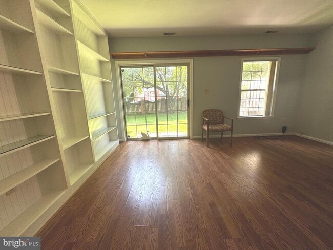 Building Photo - 7 Martins Square Ln