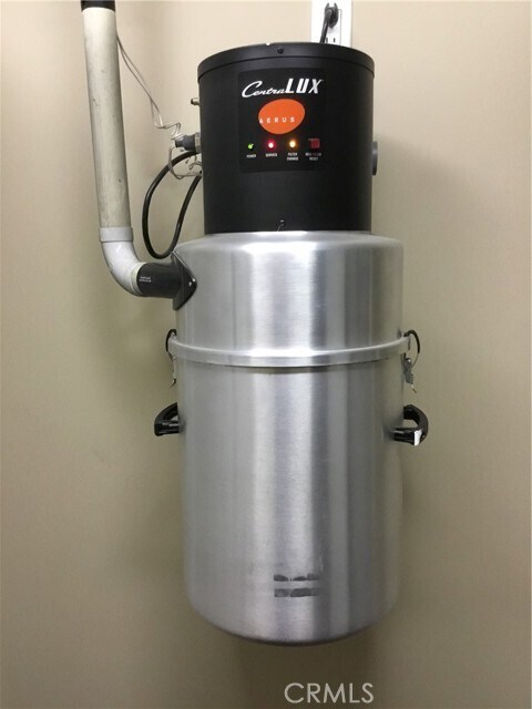 Building Photo - 9772 Crestview Cir