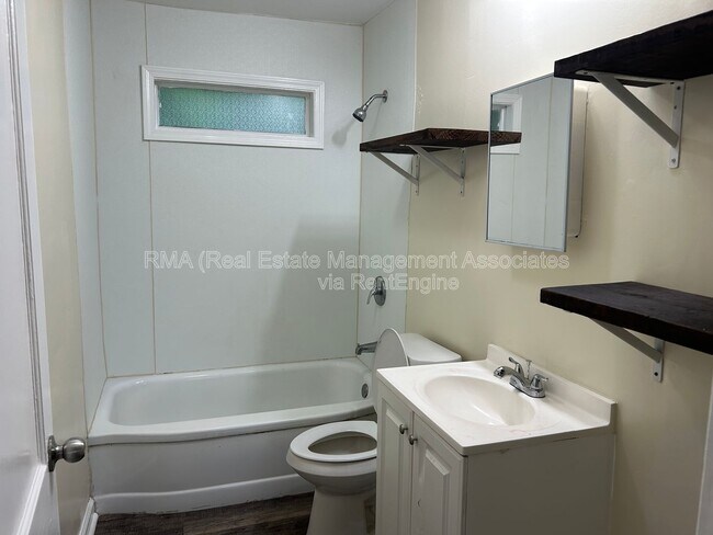 Building Photo - 724 W Taylor St