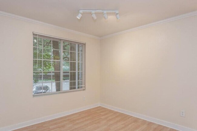 Building Photo - 2 bedroom in Kirkland WA 98034
