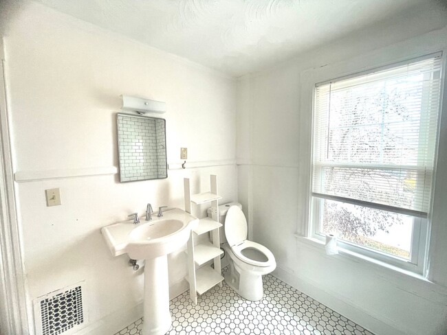 Building Photo - Stunning spacious 2nd floor apartment with Water View!