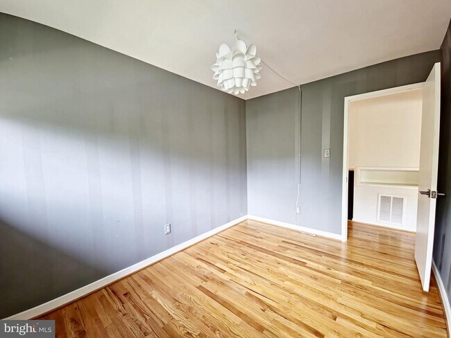 Building Photo - 8 Gruenther Ct