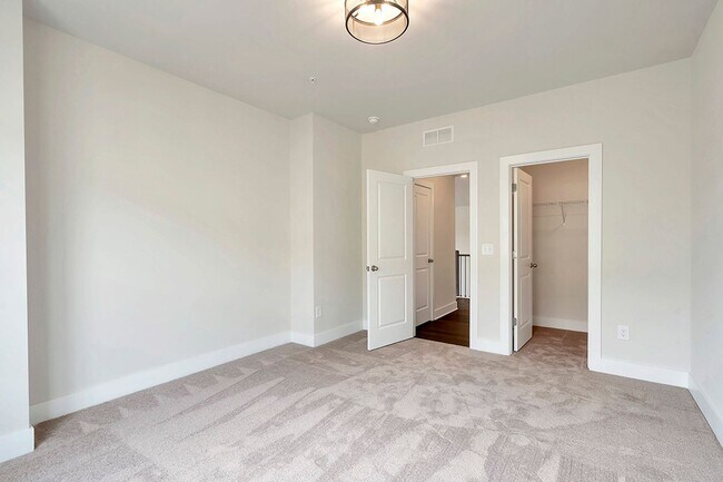 Building Photo - Luxury Westshore Townhome