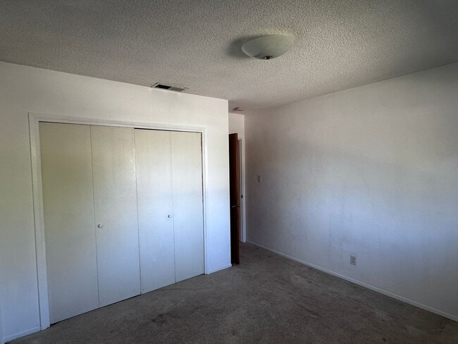 Building Photo - HOUSE