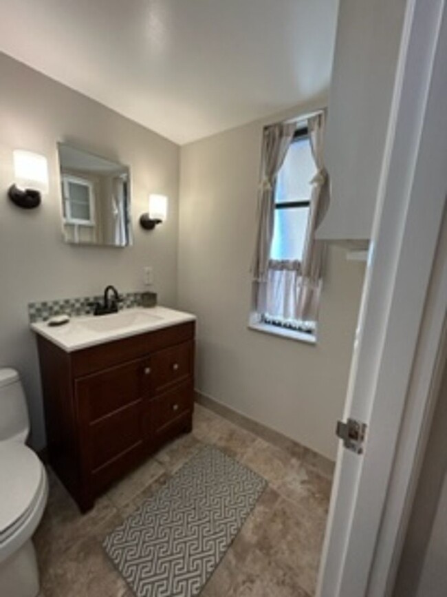 Building Photo - Beautiful Ground Floor 1 Bedroom Condo in ...