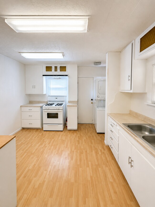 Building Photo - 120 H Ave