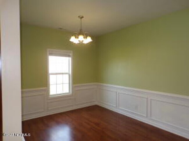 Building Photo - 4 Bedroom 2.5 Bathroom home located in Carolina Subdivision