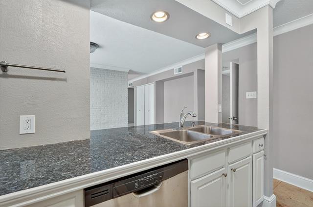 Building Photo - 5932 Sandhurst Ln