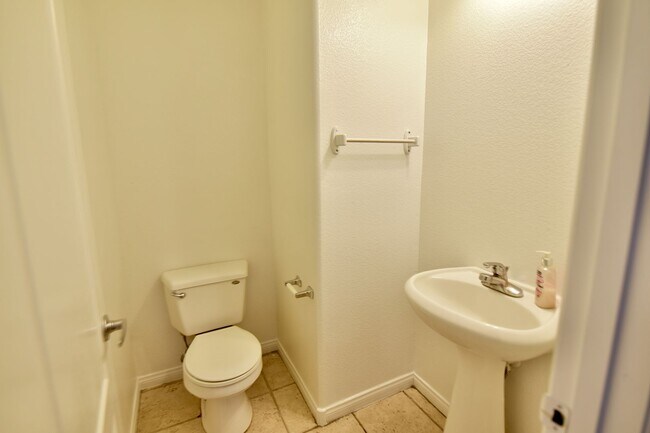 Building Photo - Spacious 4Bed/2Bath/2Car Home located in North Las Vegas w/ Pool!