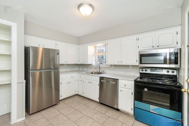 Building Photo - Charming 2/1.5 Apartment in Midtown!