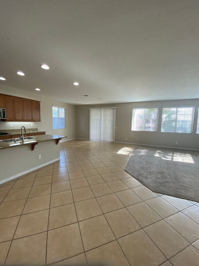 Building Photo - Beautiful 5 Bedroom Home in Murrieta Available!