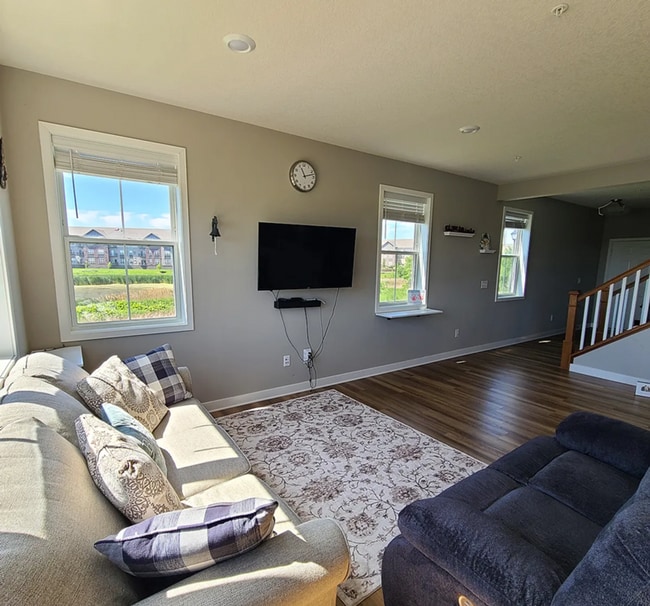 Building Photo - Beautiful 4bed 3.5bath End Unit Townhome With Walk-Out Basement!