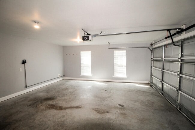 Building Photo - 147 Stonebrook Way