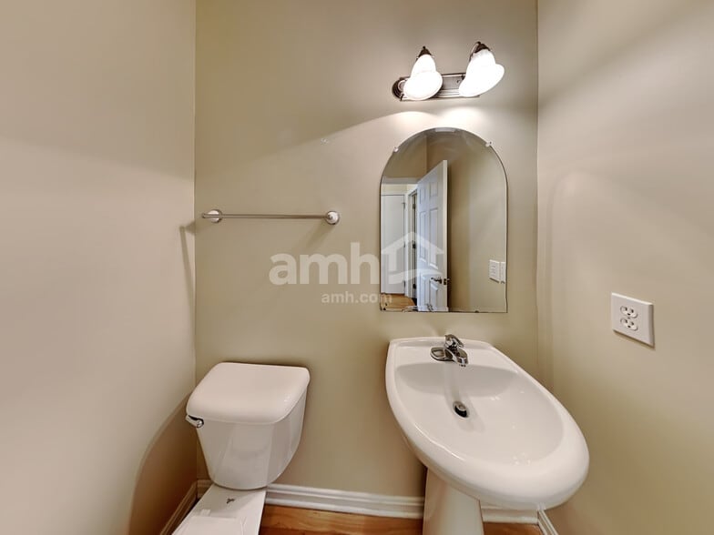 Building Photo - 10136 Corona Ln