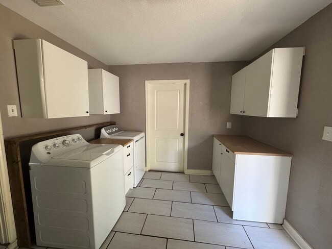 Building Photo - Lovely 3 Bedroom, 2 Bath Bungalow in the H...