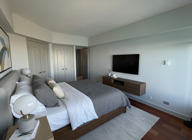 Building Photo - 175 E Delaware Pl