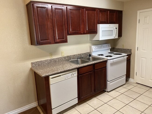 Building Photo - 3 Bedroom 2 bath condo located on second floor.