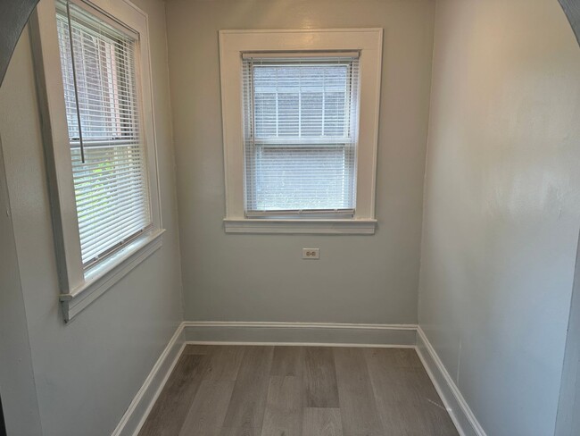 Building Photo - Beautiful Two Bedroom Home in Wesley Heigh...