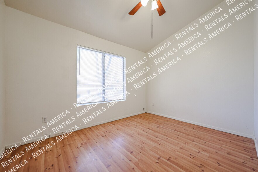 Building Photo - 2834 E Isabella Ave